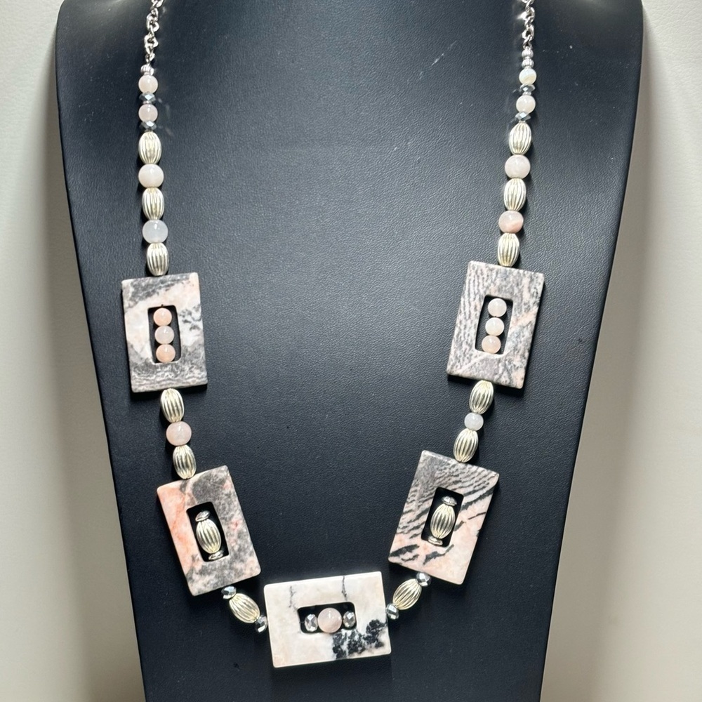 Stunning orca agate with silver tone beads silver tone chain no clasp